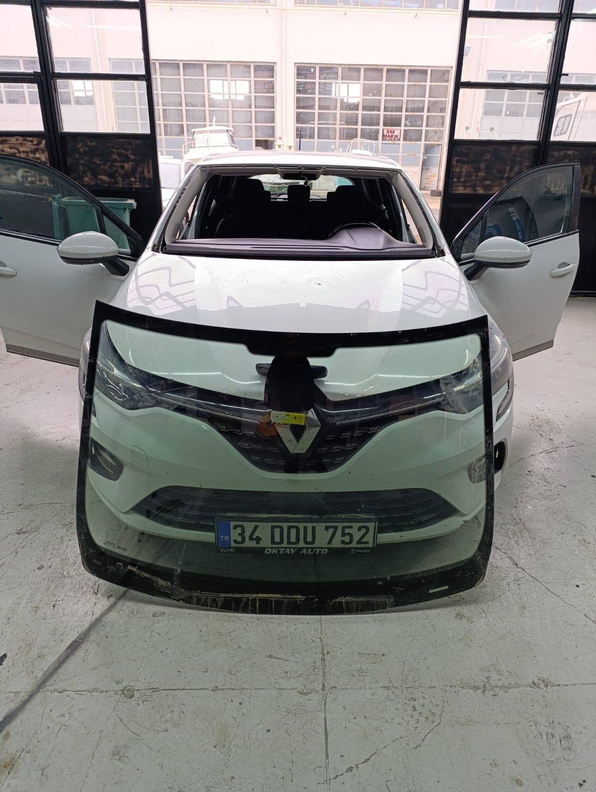 Renault Clio ön cam değişimi Silivri